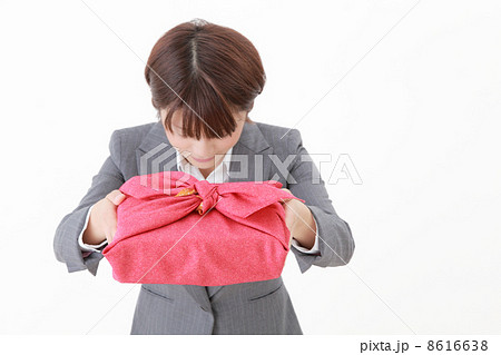 風呂敷包みを渡すビジネスウーマン 8616638