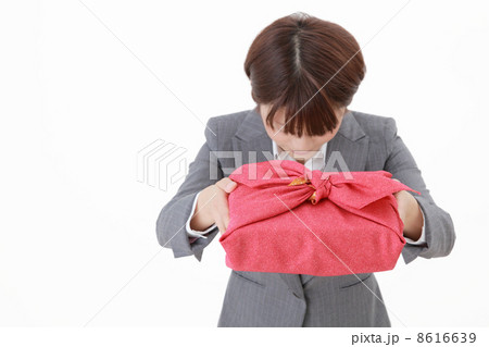 風呂敷包みを渡すビジネスウーマン 8616639