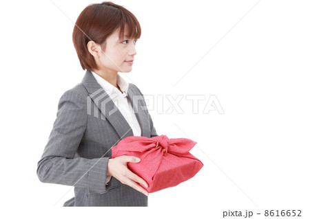 風呂敷包みを抱えるビジネスウーマン 8616652