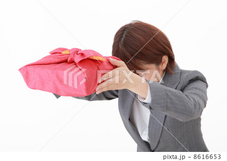 風呂敷包みを渡すビジネスウーマン 8616653