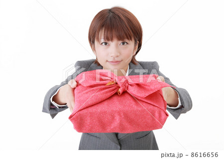 風呂敷包みを渡すビジネスウーマン 8616656