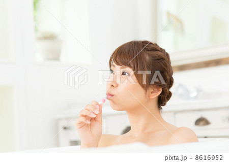 バスタブの女性 8616952