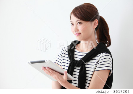 タブレットPCを使う女性 タブレットPCを使う女性 8617202