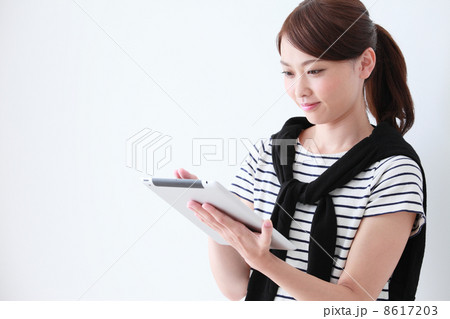 タブレットPCを使う女性 8617203