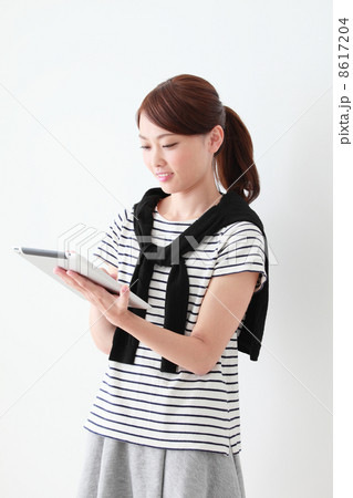 タブレットPCを使う女性 8617204