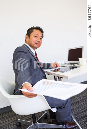 働くビジネスマン 働くビジネスマン 8617764
