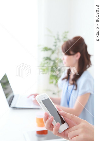 働く女性 8618053