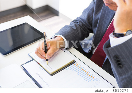 働くビジネスマン 8619275