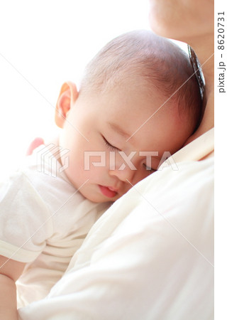 抱っこで眠る赤ちゃん 8620731