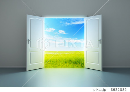 white empty room with opened door 8622082