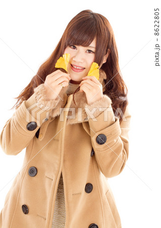 銀杏の落ち葉を持って可愛らしいポーズをするダッフルコートを着た女の子 銀杏の落ち葉を持って可愛らしいポーズをするダッフルコートを着た女の子 8622805