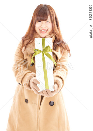 満面の笑みでプレゼントを差し出す可愛らしい20代の女の子 8622809