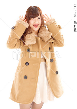 楽しそうに顔の横で手を広げてはしゃぐ可愛らしい20代の女の子 8622813