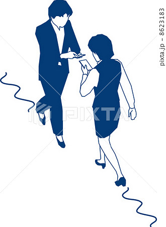 歩行中スマートフォンを見る女性会社員 8623183