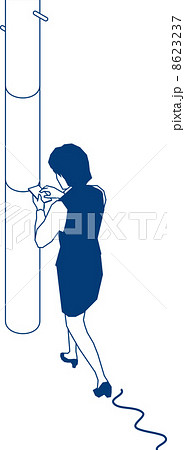 歩行中スマートフォンを見る女性会社員 8623237