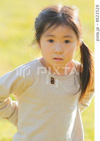 草原で佇む少女 草原で佇む少女 8623529
