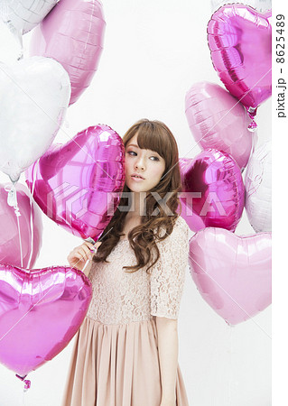 バルーンを持つ女性 8625489