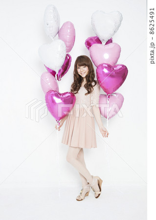 バルーンを持つ女性 8625491