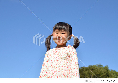 青空バックの女の子 青空バックの女の子 8625742