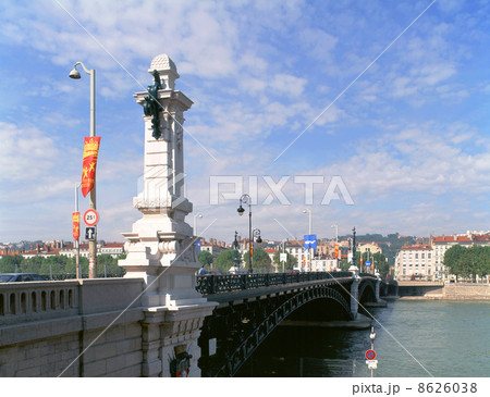 ユニヴェルシテ橋とリヨンの街並 8626038