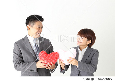 ハートを持つ男女(ビジネス) ハートを持つ男女(ビジネス) 8627605