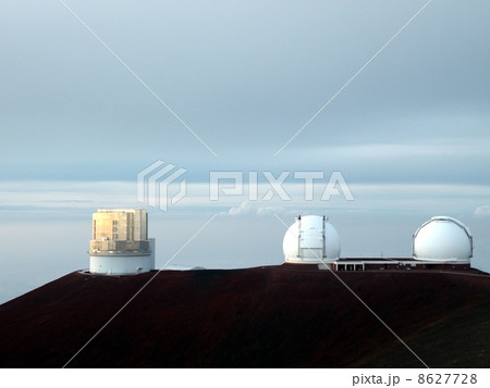 雲海を見下ろす天文台群(ハワイ島) 雲海を見下ろす天文台群(ハワイ島) 8627728