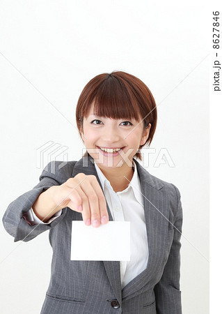 名刺を持つ女性 名刺を持つ女性 8627846