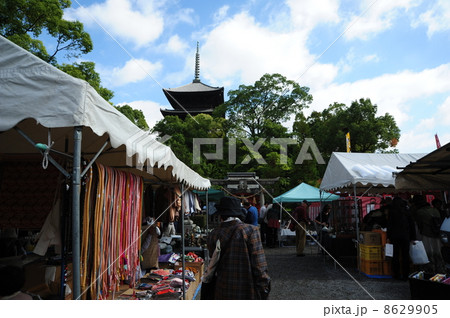 京都　東寺の弘法市 8629905