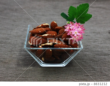 almond and flowers in the glass square bowl 8631212