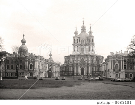 旧ソ連時代のスモーリヌィ修道院　レニングラード（現サンクトペテルブルグ）  8635181