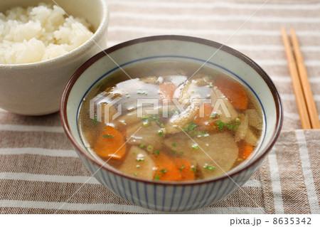日本の食卓イメージ　けんちん汁とご飯 8635342