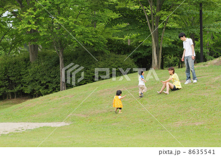 新緑の公園で遊ぶ家族 8635541