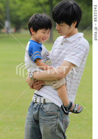 新緑の公園で遊ぶ親子 8635543