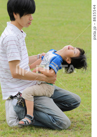 新緑の公園で遊ぶ親子 8635544