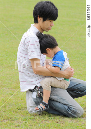 新緑の公園で遊ぶ親子 8635545