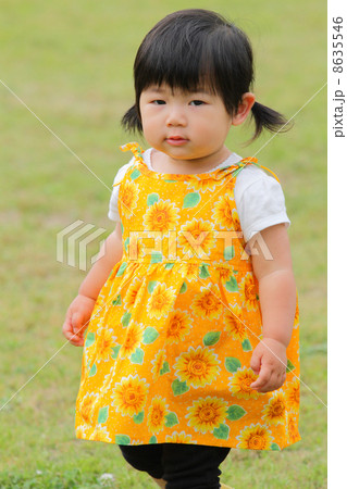 公園で佇む女の子 公園で佇む女の子 8635546