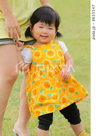 ママの足元で甘える女の子 ママの足元で甘える女の子 8635547