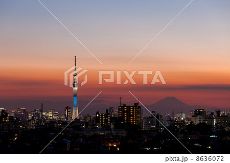 東京スカイツリーと富士山の夕景 8636072
