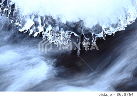 渓流に現れたしぶき氷 8638764