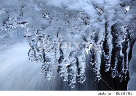 川にできたつらら 8638765