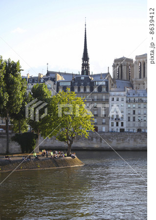 パリ シテ島 日照時間の長い夏の夕方それぞれ寛ぐ人々 パリ シテ島 日照時間の長い夏の夕方それぞれ寛ぐ人々 8639412