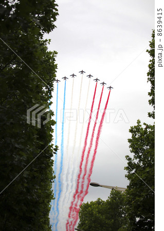 フランス革命記念日　（7月14日）　シャンゼリゼ通り上空をトリコリールカラーで飛ぶ飛行機 8639415