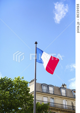 快晴青空 フランス国旗とパリの街並の写真素材