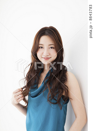 ロングヘアの女性　 8643783