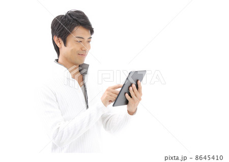 iPadminiを持つ男性 iPadminiを持つ男性 8645410