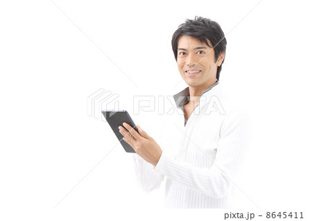 iPadminiを持つ男性 iPadminiを持つ男性 8645411