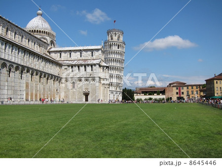 イタリア　大聖堂とピサの斜塔　ドゥオモ広場　 8645446