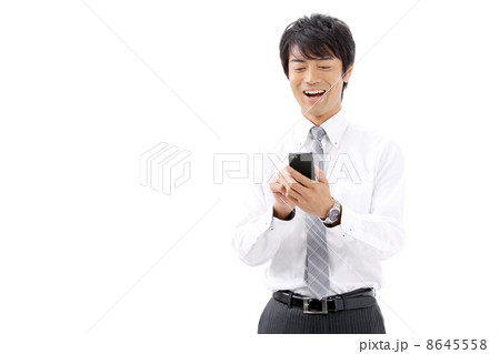 スマートフォンを使うビジネスマン 8645558