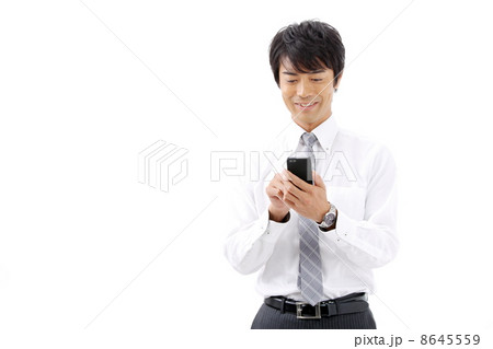 スマートフォンを使うビジネスマン 8645559
