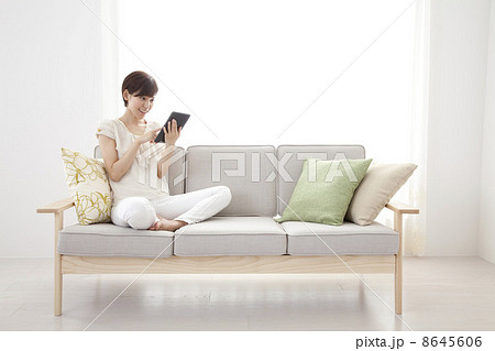 ソファーでタブレット 8645606